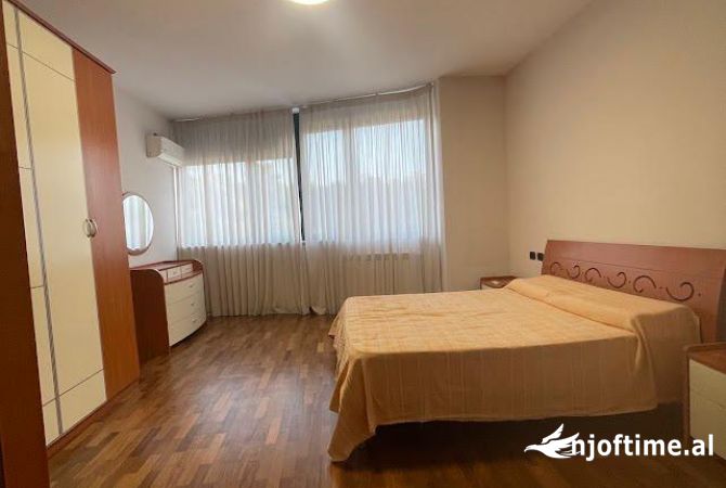 Shtepi me qera 3+1 ne Tirane - 1,400 Euro