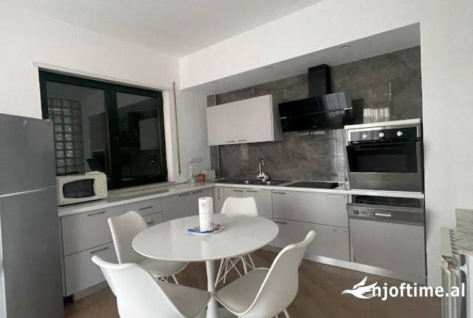 Shtepi me qera Apartament ne Tirane, 3+1, Mobilimi E mobiluar, Pagesa 1,400  Euro.