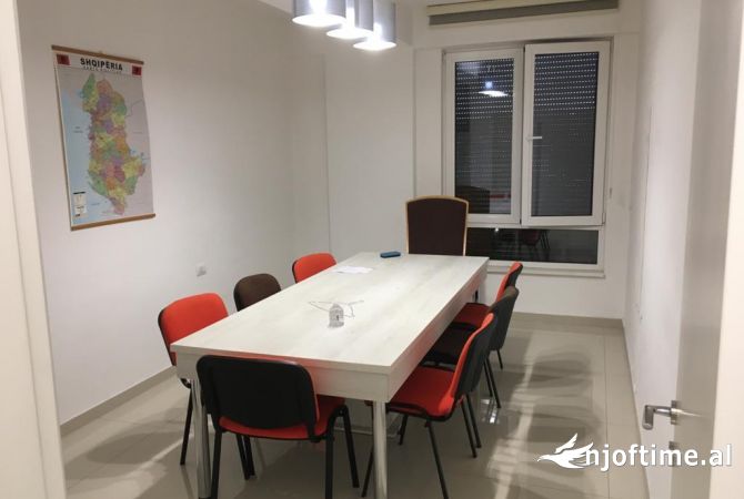 Jepet zyre me qera 700euro