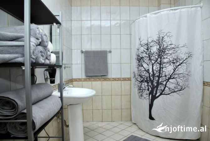 Shtepi me qera Apartament ne Tirane, 2+1, Mobilimi E mobiluar, Pagesa 800  Euro.