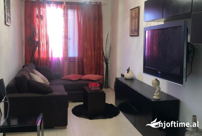 Jepet shtepi me qera ne rrugen e kavajes