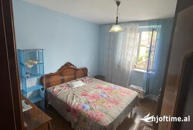 Shtepi me qera Apartament ne Korce, 1+1, Mobilimi Pjeserisht e mobiluar, Pagesa 15,000  Leke.