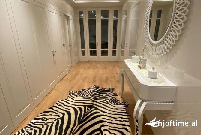 Shtepi ne shitje Apartament ne Tirane, 3+1, Mobilimi E mobiluar, Pagesa 400,000  Euro.