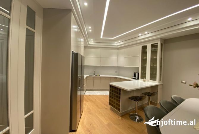 Shtepi ne shitje Apartament ne Tirane, 3+1, Mobilimi E mobiluar, Pagesa 400,000  Euro.