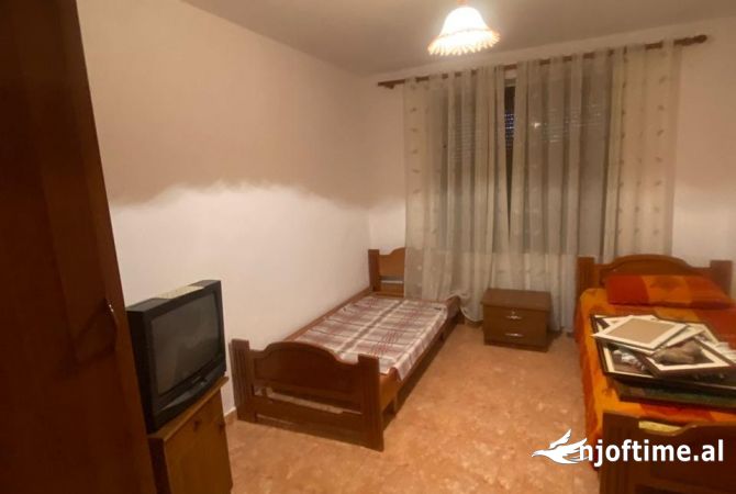 Shtepi me qera Apartament ne Tirane, 3+1, Mobilimi E mobiluar, Pagesa 500  Euro.