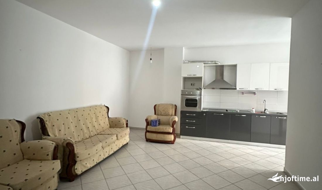 Shtepi me qera Apartament ne Tirane, 2+1, Mobilimi Pjeserisht e mobiluar, Pagesa 35,000  Leke.