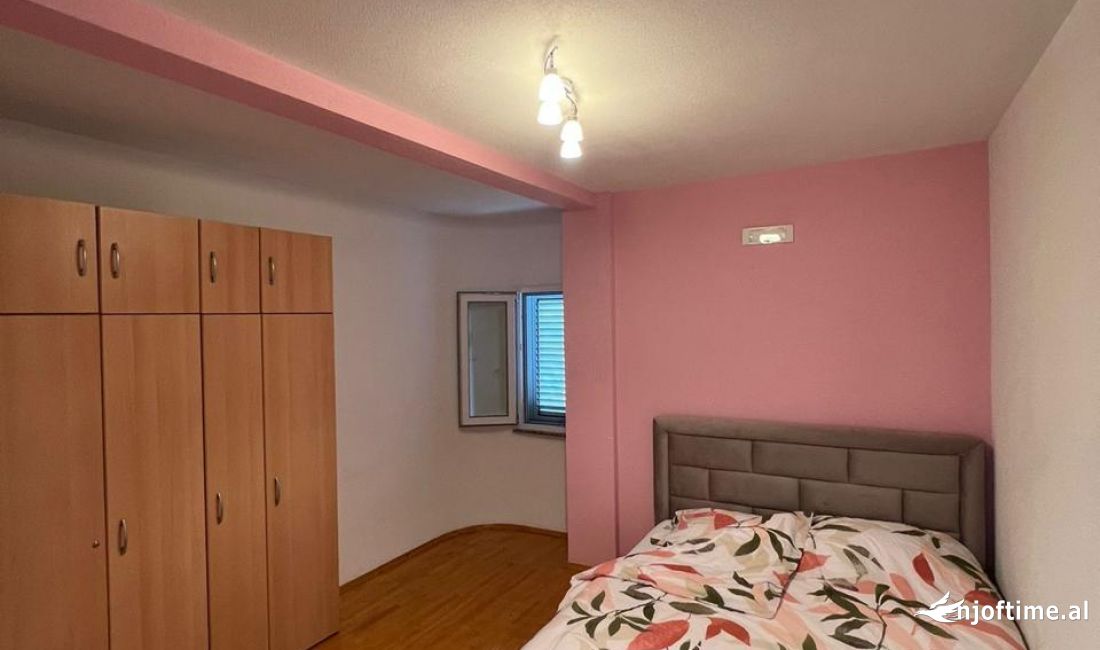 Shtepi me qera Apartament ne Tirane, 2+1, Mobilimi E mobiluar, Pagesa 350  Euro.
