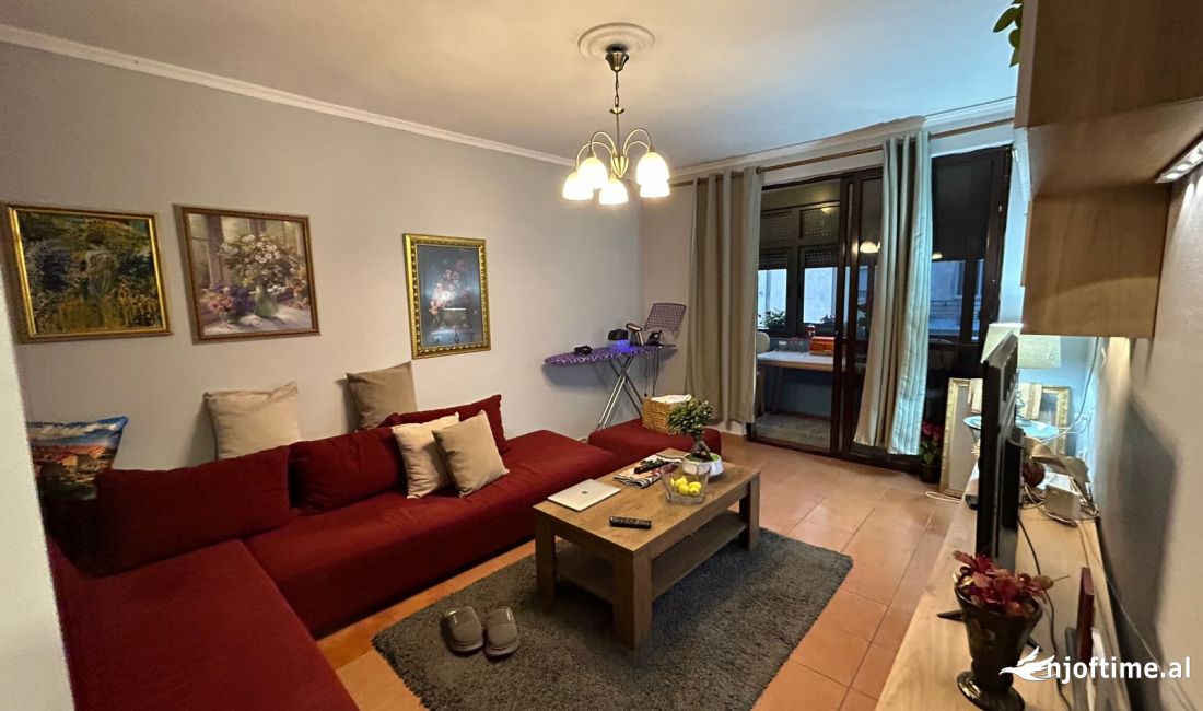 Shtepi ne shitje Apartament ne Tirane, 2+1, Mobilimi E mobiluar, Pagesa 92,000  Euro.