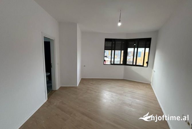 Shtepi me qera Apartament ne Tirane, 2+1, Mobilimi Pjeserisht e mobiluar, Pagesa 450  Euro.