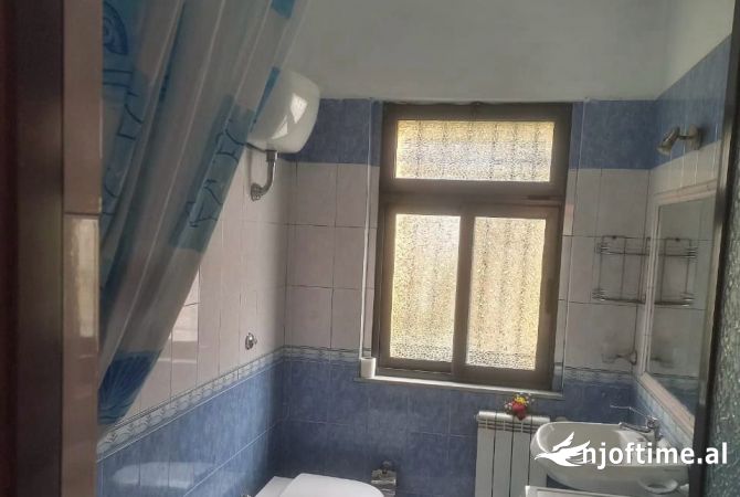 Shtepi me qera Apartament ne Tirane, 3+1, Mobilimi E mobiluar, Pagesa 450  Euro.