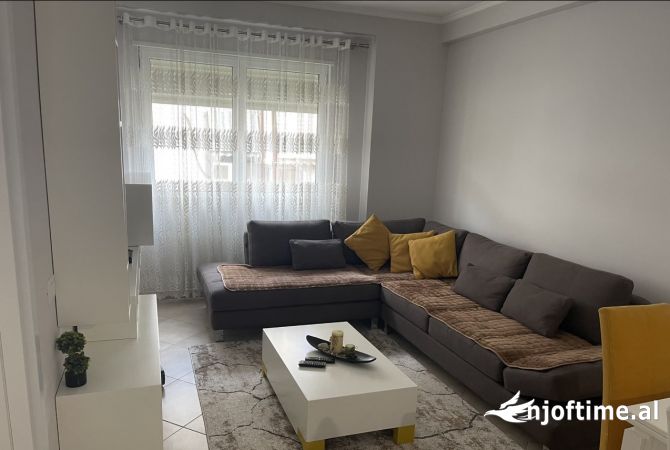 Shtepi me qera Apartament ne Tirane, 2+1, Mobilimi E mobiluar, Pagesa 700  Euro.