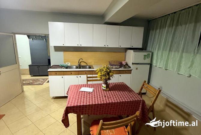 Shtepi me qera Apartament ne Tirane, 1+1, Mobilimi E mobiluar, Pagesa 400  Euro.