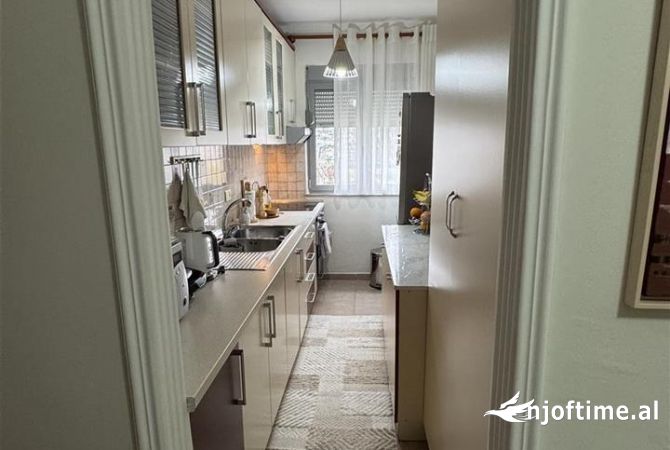 Shtepi ne shitje Apartament ne Tirane, 2+1, Mobilimi E mobiluar, Pagesa 98,000  Euro.