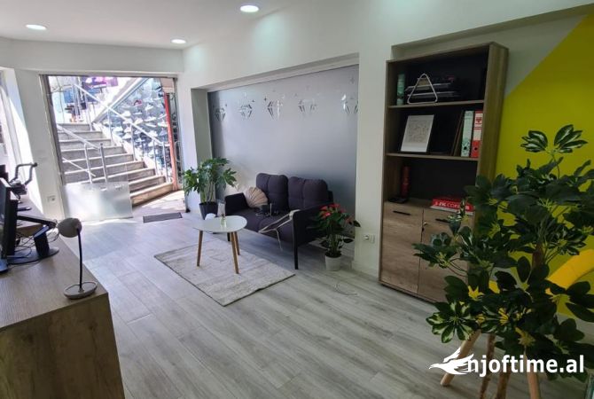 Ndarje qeraje per ambjent biznesi ne Qender tek Toptani (350 Euro)