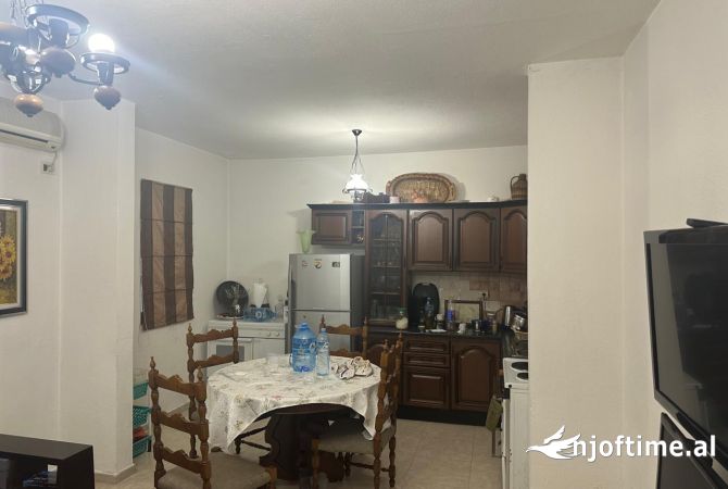 Shtepi me qera Shtepi Private ne Tirane, 1+1, Mobilimi E mobiluar, Pagesa 40,000  Leke.