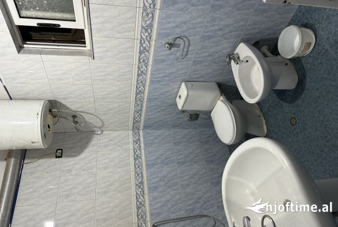 Shtepi me qera Apartament ne Tirane, 1+1, Mobilimi Pjeserisht e mobiluar, Pagesa 30,000  Leke.