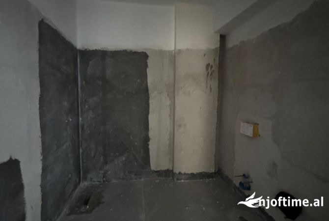 Shtepi ne shitje Apartament ne Tirane, 2+1, Mobilimi Bosh, pa mobiluar, Pagesa 160,950  Euro.