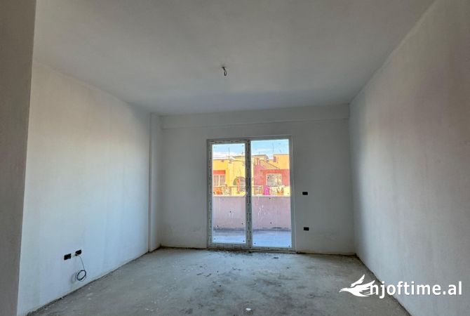 Shtepi ne shitje Apartament ne Tirane, 2+1, Mobilimi Bosh, pa mobiluar, Pagesa 160,950  Euro.