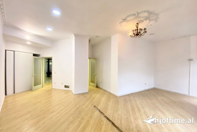 JAPIM ME QIRA AMBIENT PERR ZYRA NE QENDER PRANE HOTEL PLAZA DHE TOPTANI