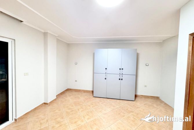 Ambient biznesi me qera 3+1 ne Tirane - 1,900 Euro