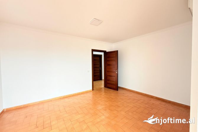 Shtepi me qera Apartament ne Tirane, 3+1, Mobilimi Bosh, pa mobiluar, Pagesa 2,000  Euro.