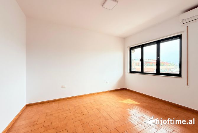 Shtepi me qera Apartament ne Tirane, 3+1, Mobilimi Bosh, pa mobiluar, Pagesa 2,000  Euro.