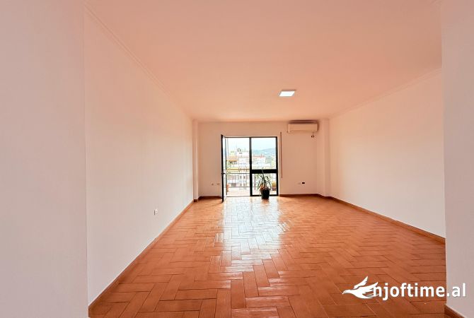 Shtepi me qera Apartament ne Tirane, 3+1, Mobilimi Bosh, pa mobiluar, Pagesa 2,000  Euro.