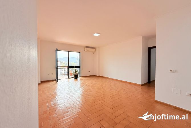 Shtepi me qera Apartament ne Tirane, 3+1, Mobilimi Bosh, pa mobiluar, Pagesa 2,000  Euro.