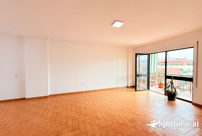 Shtepi me qera Apartament ne Tirane, 3+1, Mobilimi Bosh, pa mobiluar, Pagesa 2,000  Euro.