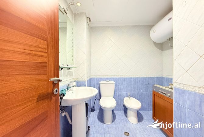 Shtepi me qera Apartament ne Tirane, 3+1, Mobilimi Bosh, pa mobiluar, Pagesa 2,000  Euro.