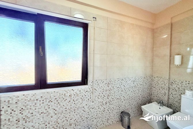 Shtepi ne shitje Apartament ne Tirane, 3+1, Mobilimi E mobiluar, Pagesa 300,000  Euro.