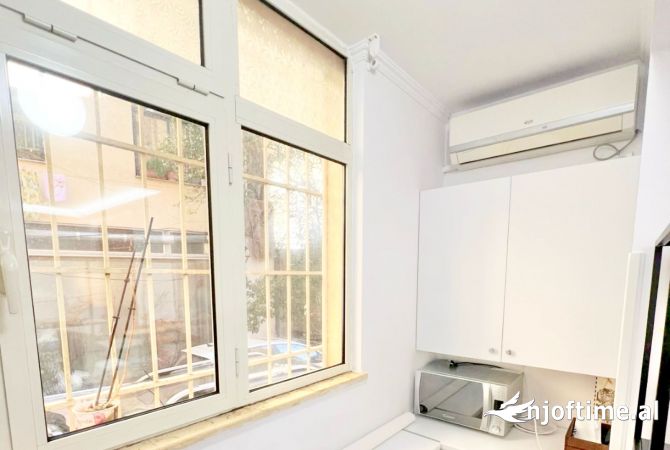 ZYRE ME QIRA NE BLLOK PRANE GJIMNAZIT PERTRONINI