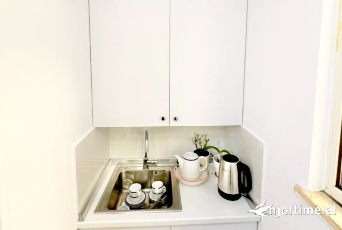 ZYRE ME QIRA NE BLLOK PRANE GJIMNAZIT PERTRONINI