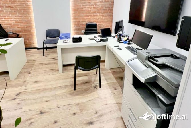 ZYRE ME QIRA NE BLLOK PRANE GJIMNAZIT PERTRONINI