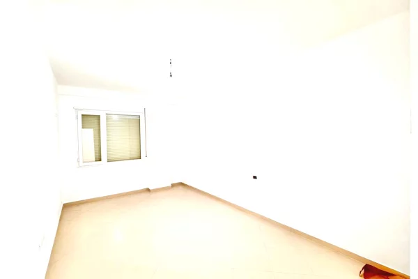 Shtepi ne shitje Apartament ne Tirane, 2+1, Mobilimi Bosh, pa mobiluar, Pagesa 120,000  Euro.