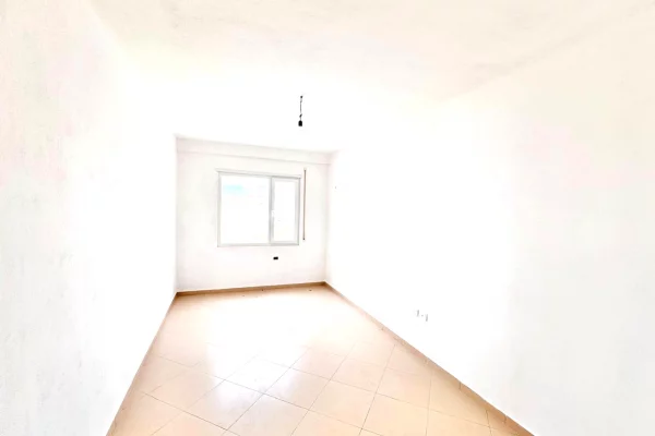 Shtepi ne shitje Apartament ne Tirane, 2+1, Mobilimi Bosh, pa mobiluar, Pagesa 120,000  Euro.