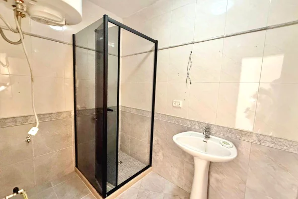 Shtepi ne shitje Apartament ne Tirane, 2+1, Mobilimi Bosh, pa mobiluar, Pagesa 299,000  Euro.
