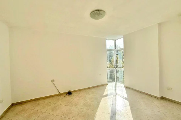 Shtepi ne shitje Apartament ne Tirane, 2+1, Mobilimi Bosh, pa mobiluar, Pagesa 299,000  Euro.
