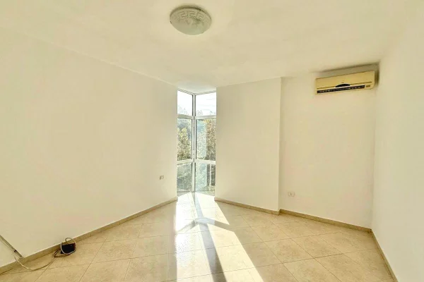 Shtepi ne shitje Apartament ne Tirane, 2+1, Mobilimi Bosh, pa mobiluar, Pagesa 299,000  Euro.