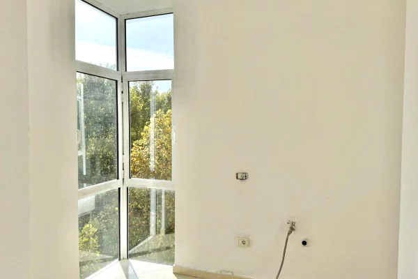 Shtepi ne shitje Apartament ne Tirane, 2+1, Mobilimi Bosh, pa mobiluar, Pagesa 299,000  Euro.