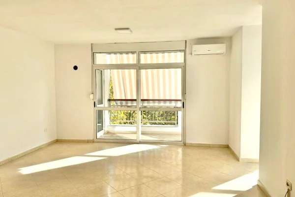 Shtepi ne shitje Apartament ne Tirane, 2+1, Mobilimi Bosh, pa mobiluar, Pagesa 299,000  Euro.