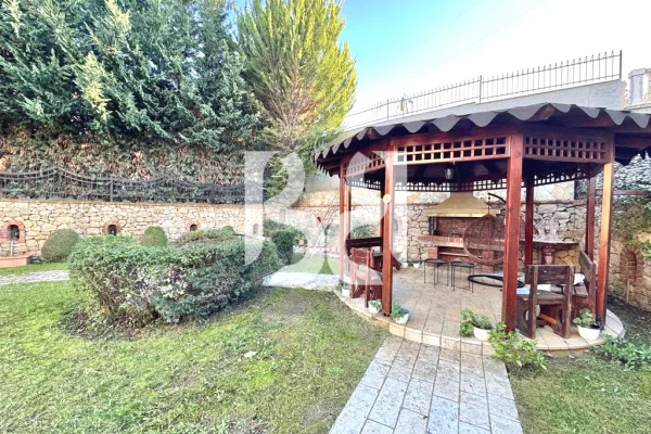 Shtepi me qera Vila Luksoze ne Tirane, 4+1, Mobilimi Pjeserisht e mobiluar, Pagesa 3,000  Euro.