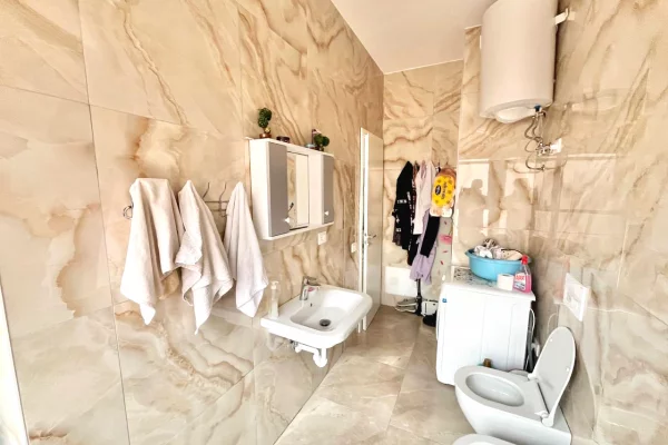 Shtepi ne shitje Apartament ne Tirane, 1+1, Mobilimi E mobiluar, Pagesa 117,500  Euro.