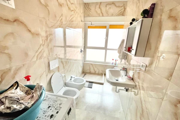 Shtepi ne shitje Apartament ne Tirane, 1+1, Mobilimi E mobiluar, Pagesa 117,500  Euro.