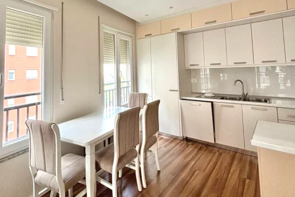 Shtepi me qera 2+1 ne Tirane - 52,000 Leke