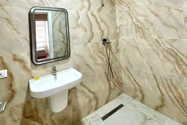 Shtepi me qera Apartament ne Tirane, 2+1, Mobilimi E mobiluar, Pagesa 52,000  Leke.