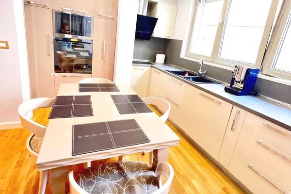 Shtepi me qera Apartament ne Tirane, 2+1, Mobilimi E mobiluar, Pagesa 1,200  Euro.