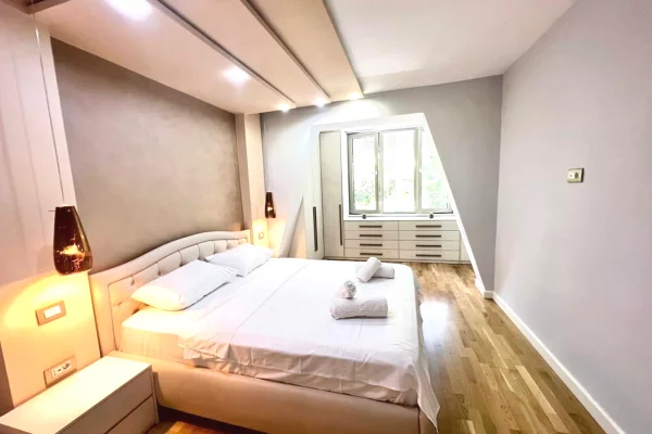 Shtepi me qera Apartament ne Tirane, 2+1, Mobilimi E mobiluar, Pagesa 1,200  Euro.