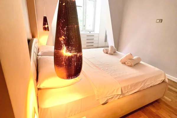 Shtepi me qera Apartament ne Tirane, 2+1, Mobilimi E mobiluar, Pagesa 1,200  Euro.