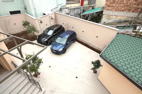 Vilë 2-Katëshe me Qira për Zyra / Klinikë – Rruga Naim Frashëri 4+1